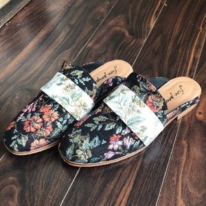 Free People Slides